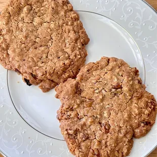(･‿･) /ﾟ*:｡ Crunchy on the outside, soft on the inside.... Yummylicious homestyle #oatmeal cookies @ #FrenchPantry