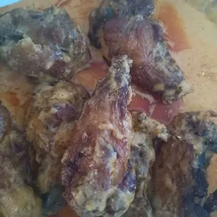Burnt, small wings