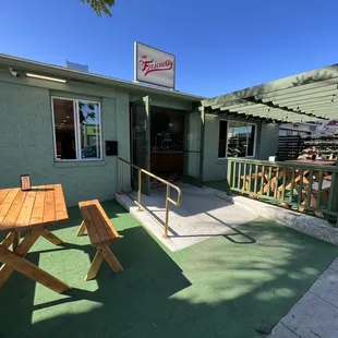 the outside of a restaurant