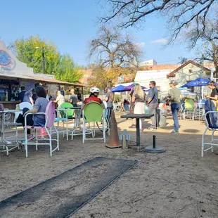 2:00 on a Monday. That's just half the linr.