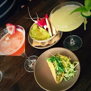 Ahi tuna tartar, green been hummus, and some draaaanks!