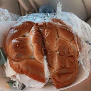 Turkey sandwich On pretzel roll