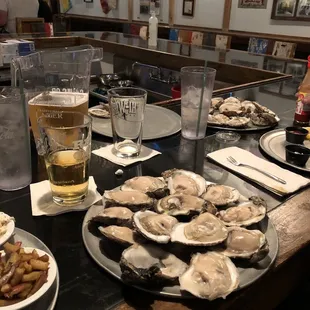 Full platters of oysters!