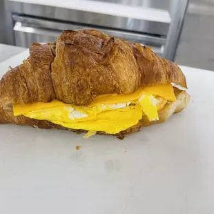 Egg and Cheese croissant/Croissant con huevo y queso.