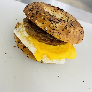 Everything bagel with sausage, egg and cheese, Sandwich con huevo, salchicha y queso.