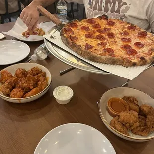 food, chicken wings and fried chicken