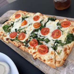Spinach and cherry tomatoes flat bread