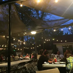 テラス席！芝生なのでうえからスプリンクラーがふってきます！