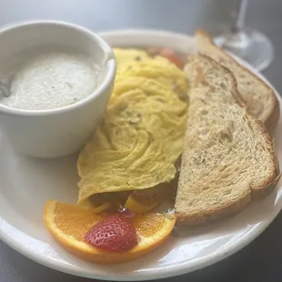 Fiesta omelet (turkey sausage, jalapeños, grilled peppers, and cheddar cheese) w/ side of cheddar grits