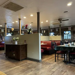 Old Pizza Hut remodeled into a cute diner atmosphere. Very clean!