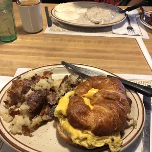 Croissant Superb with home fries