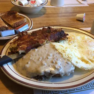a plate of breakfast food