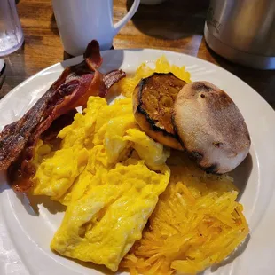 Classic breakfas: eggs, bacon, hashbrowns and English muffin