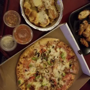 Med Madison. Cheesy garlic knots.