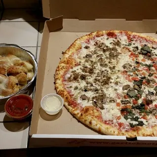 Yummay.. XL pissa n chesy garlic knots