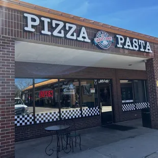 the outside of a pizza restaurant