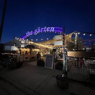 the outside of a restaurant at night