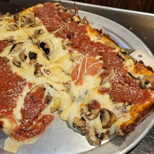 The pizza.