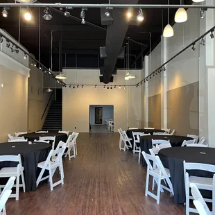 Seats up to 100 people and 180 total, we offer round tables with black linen, and white resin chairs.