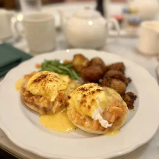 Salmon eggs Benedict