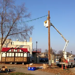 Setting up. Borrowed from the German Christmas Market website (http://www.germanchristmasmarket.org/)