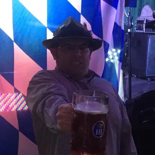 This is what victory looks like!! Andy H. wins yet another Maßkrugstemmen with a 7-plus minute time!! Incredibly impressive!!!