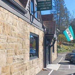 the outside of the restaurant