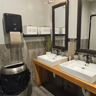 Clean restroom area!!