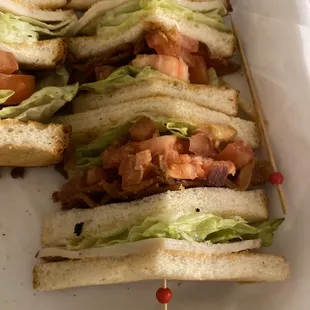 a sandwich with lettuce and bacon