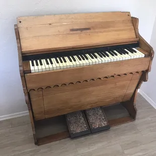 120 yr old Farrand &amp; Votey pump reed organ. Yes, it works!