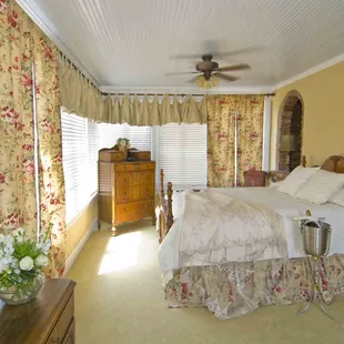 Glen Gables Suite--Queen bedroom