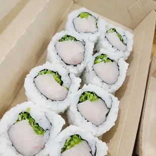 Yellowtail &amp; scallion roll