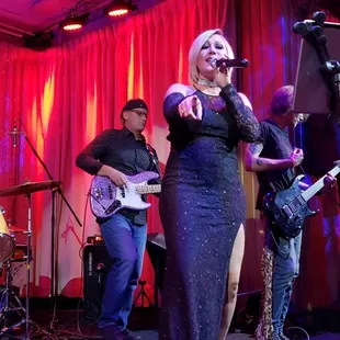 Alyssa Ruffin performing at The Gold Room on KCOS, 7 November 2018.