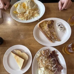 a plate of breakfast food
