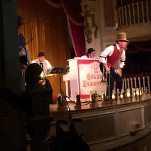 Entertainment while eating