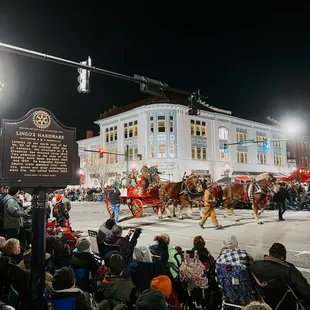 Lebanon horse parade: great viewing area in front of The Golden Lamb