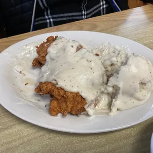 a plate of fried chicken and gravy