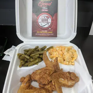 Fried chicken, mac and cheese, and green beans.
