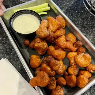 food, chicken wings and fried chicken