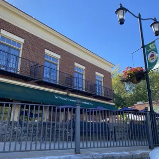 the outside of a restaurant