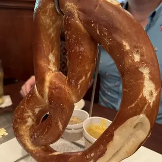 Jumbo Soft Pretzel (V)