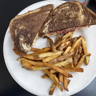 Robert Walker Rueben Sandwich Fresh Cut Fries (Side)