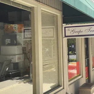 the outside of a restaurant