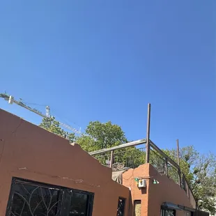 a view of the outside of the building