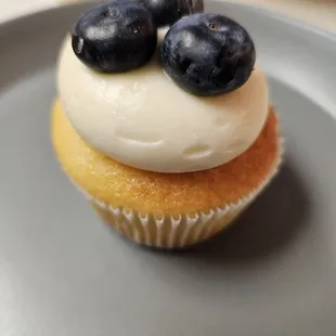 Cheesecake frosting Lemon Cupcake