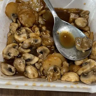 Garlic Chicken (Chicken, Mushrooms, Watercress, in a very garlicky light brown sauce)