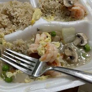 Shrimp with Lobster Sauce (Shrimp, Mushrooms, Onions, Eggs, Peas, and Carrots in a light sauce)