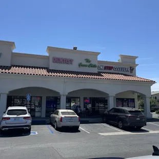 View front entrance area from the parking lot