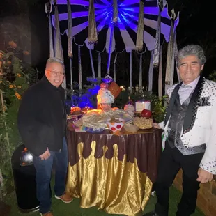 Love the centerpiece decoration surrounded by food bites before the show