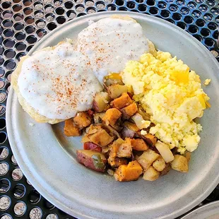 a plate of breakfast food
